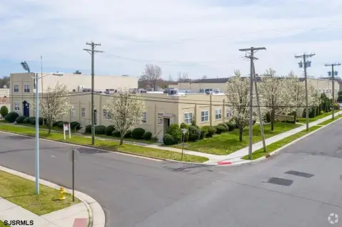 Versatile Commercial Space Near Transportation