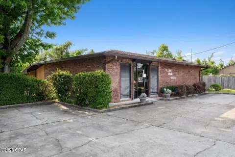 High-Visibility Commercial Building on Corner Lot