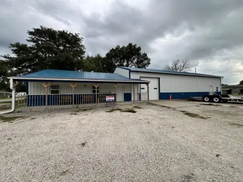 Versatile Commercial Property in Otho