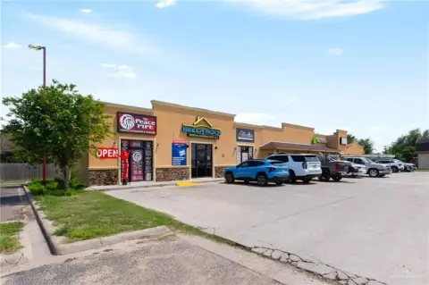 Fully Leased Commercial Plaza Investment