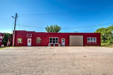 Flex Space with Overhead Door