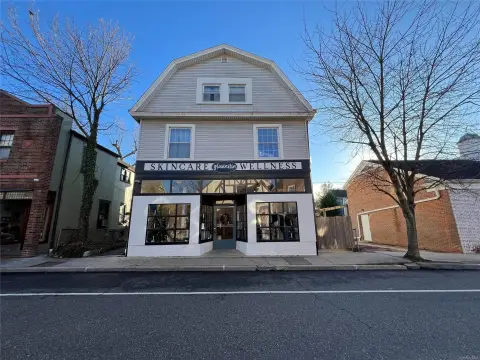 Versatile Mixed-Use Building in Sea Cliff