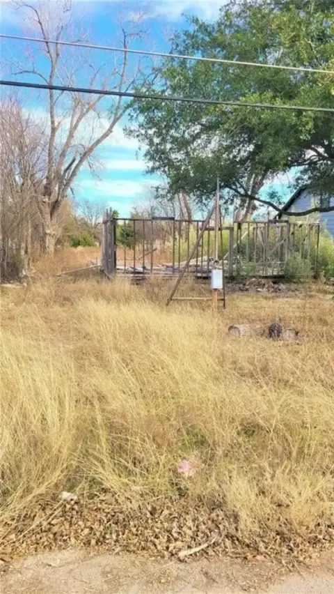 Residential Land in Lancaster, TX