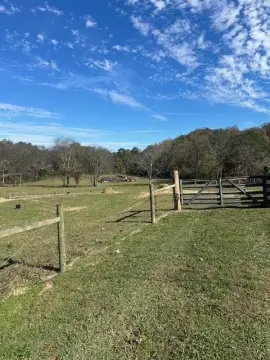 Picturesque Farm with Mountain Views