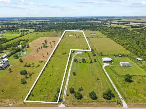 Unrestricted Land in Hamshire, Texas
