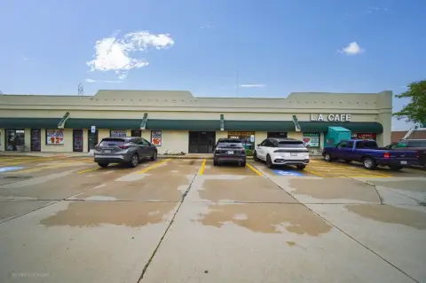 Retail Space in High-Traffic Plaza