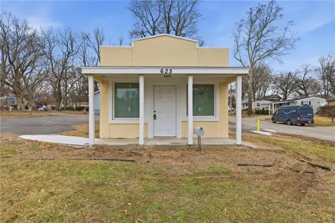 Renovated Commercial Space, High-Traffic Location