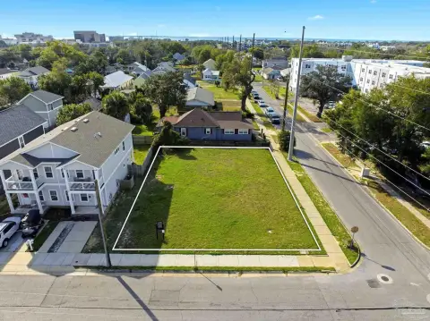 Oversized Corner Parcel in Pensacola