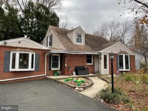 Charming Cape Near Train Station