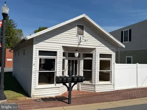 Open-Plan Storefront