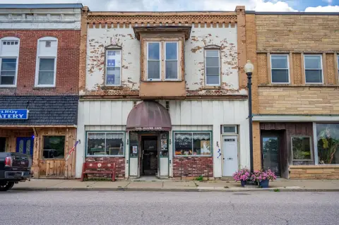 Elroy Commercial Building with Apartment