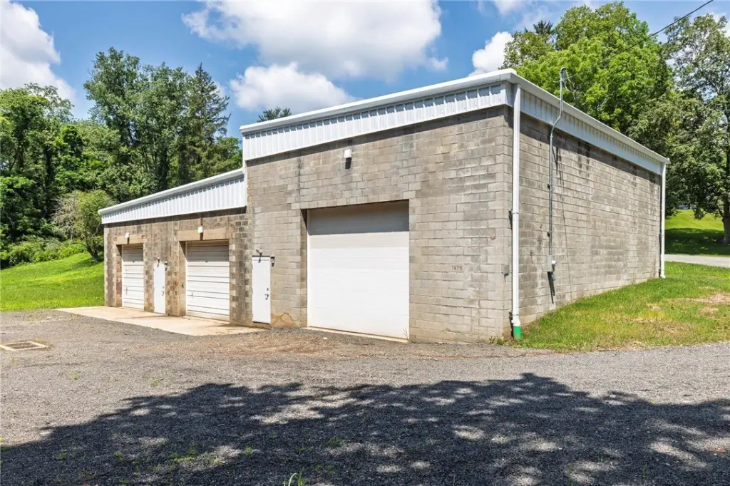 1799 Triphammer Rd, South Park, PA 15129