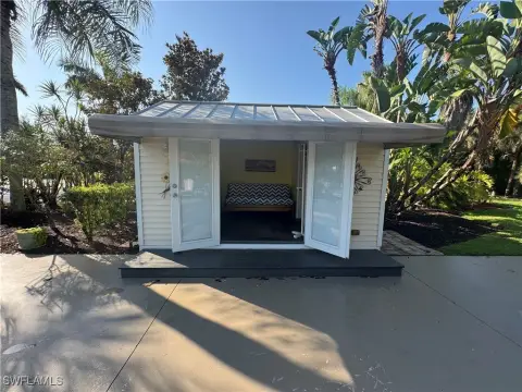 RiverBend Motorcoach Resort Back-In Lot