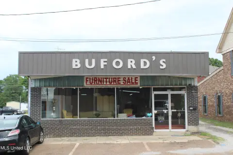 Commercial Building in Holly Springs