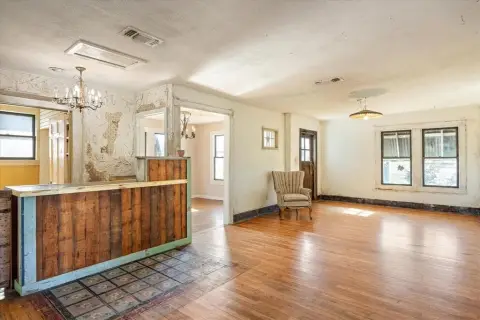 Granbury Retail/Boutique Building For Sale