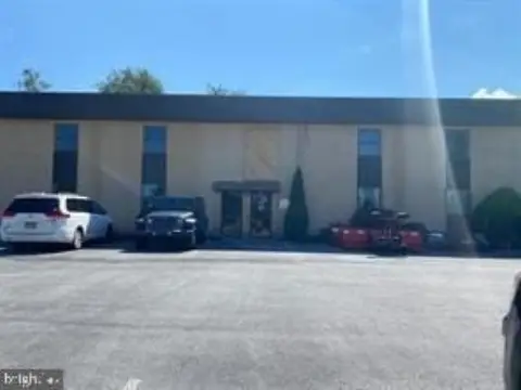 Versatile Commercial Space in Avondale