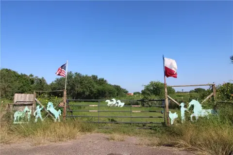 Sinton, TX: Fenced Acreage