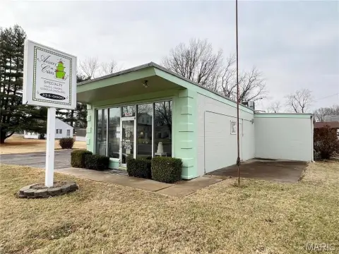 Belleville Commercial Building with Equipment