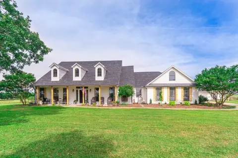 30-Acre Farmhouse with Modern Amenities