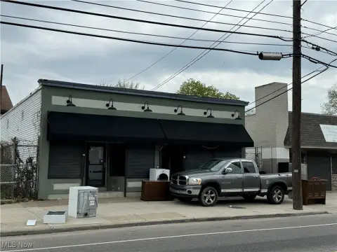 Commercial Building in Lee-Harvard Area