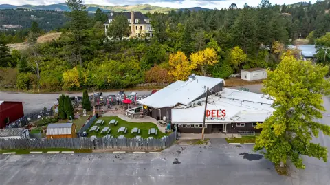 Del's Bar & Grill with Patio