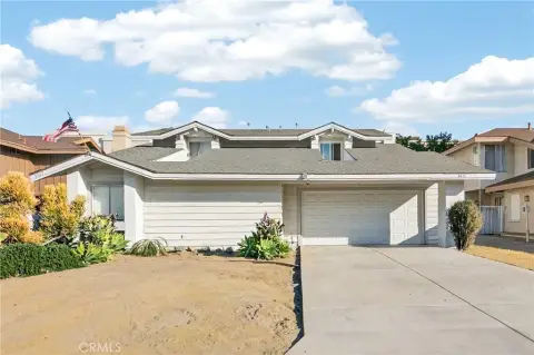 Spacious Duplex Near Shopping Center