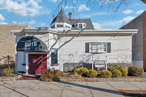 Mixed-Use Property in Pine Hills