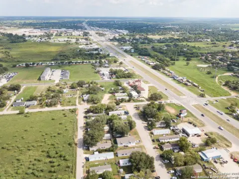 Residential Land in Floresville, TX