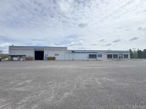 Spacious Industrial Building on US2