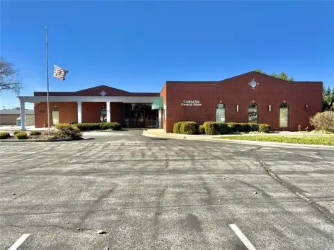 Versatile Commercial Building in Clinton