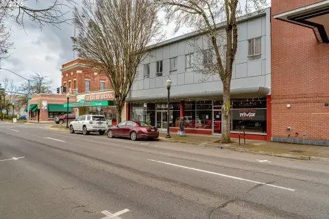 Mixed-Use Building with Exposed Beams