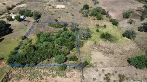 Residential Land in Floresville, TX