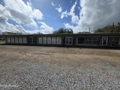 Versatile Commercial Building in Ville Platte