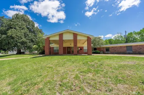 Versatile Commercial Property in Jefferson, TX