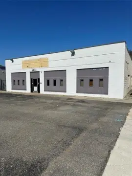 Light Industrial Building on 8 Mile
