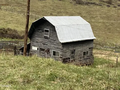 132-Acre Farm in Sugar Grove