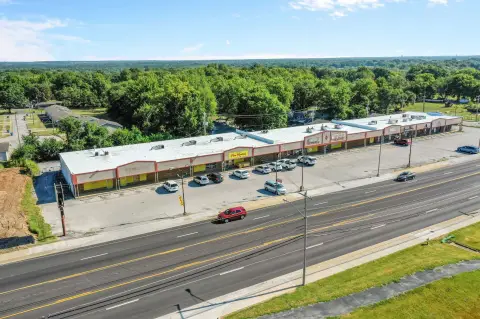 Retail Center on High-Traffic Kearney