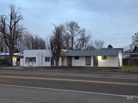 Versatile Commercial Property Near Downtown