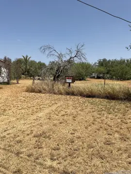 Residential Land in Dilley, TX