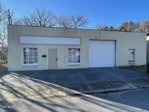 Versatile Commercial Garage in Erwin