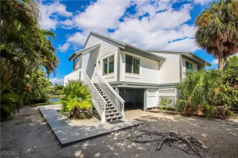 Remodeled Sanibel Duplex with Lake Views