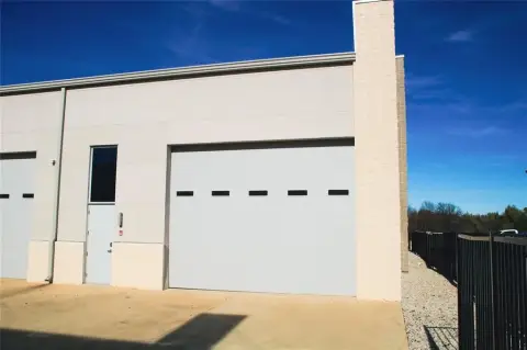 Premium Garage Unit in Roanoke