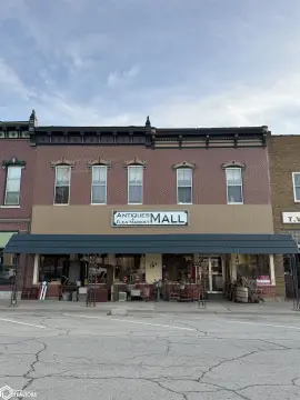 Versatile Commercial Building on City Square