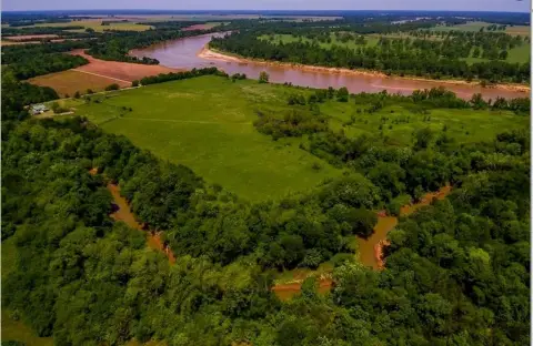 Red River Frontage Farmhouse Cottage