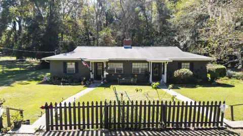 Duplex in Lake Jackson Farms