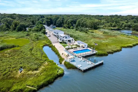 Waterfront Hotel in Hampton Bays