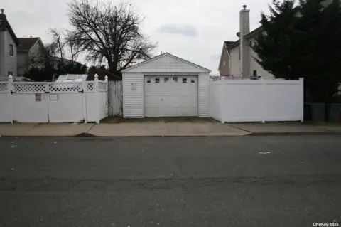 Residential Land in Elmont, NY