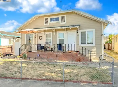 Oakland Duplex Near Transportation