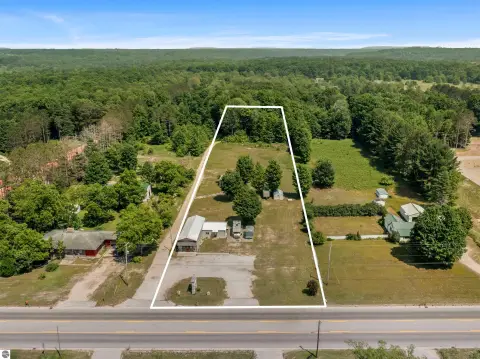 Versatile Commercial Property Near US31