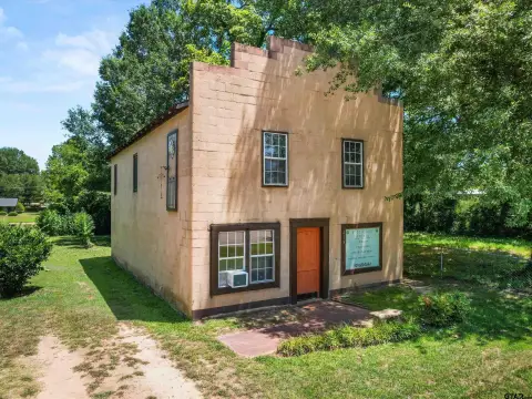 Versatile Building in Gilmer, TX